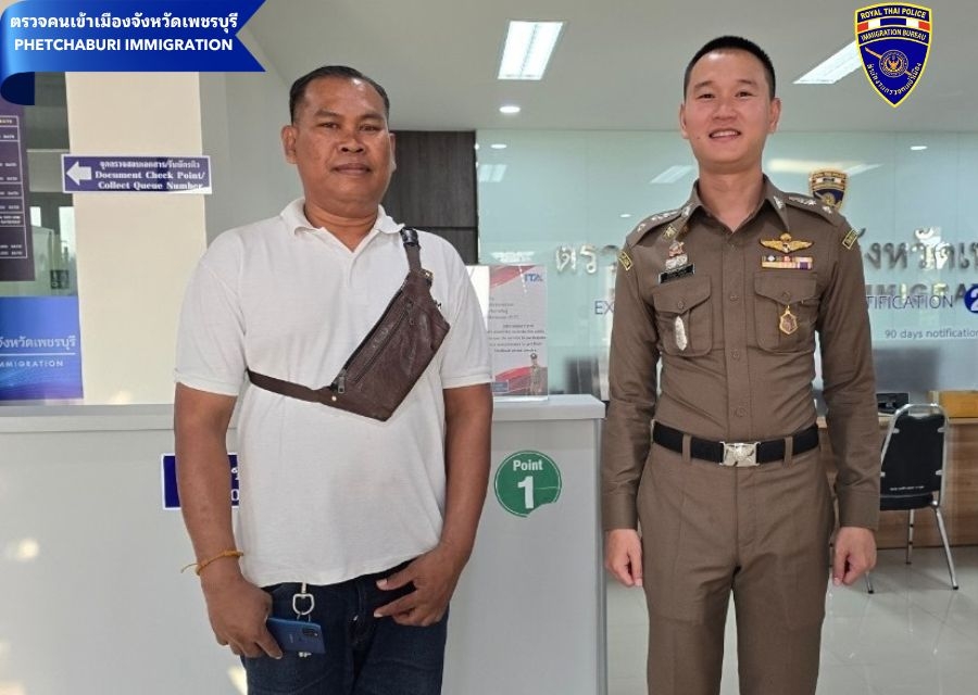7 มี.ค.2567 ตม.จว.เพชรบุรี ประชาสัมพันธ์แก่ผู้มาใช้บริการ กรอกแบบวัดการรับรู้ของผู้มีส่วนได้เสียภายนอก