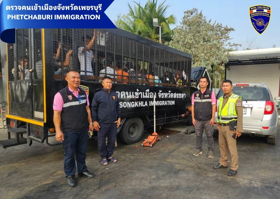 19 มี.ค.2567 ตม.จว.เพชรบุรี ช่วยดูแลควบคุมผู้ต้องกักและอำนวยความสะดวก กรณีรถส่งผู้ต้องกักเสียอยู่บริเวณริมถนน เพชรเกษม 
