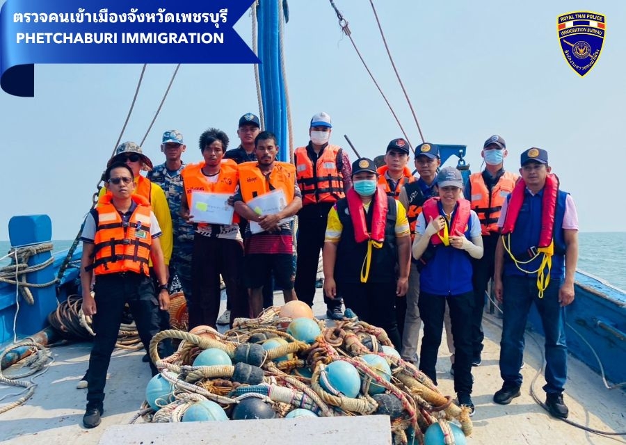 19 มี.ค.2567 ตม.จว.เพชรบุรี ออกตรวจคัดกรองคุ้มครองแรงงานประมงร่วมกับชุดบูรณาการของจังหวัดเพชรบุรี 