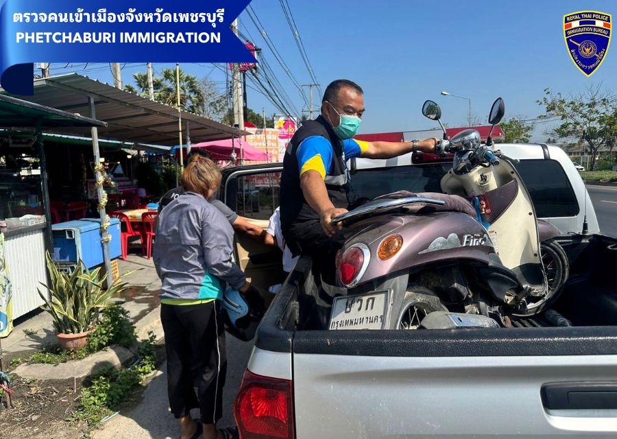 🚨วันที่ 29 มี.ค.67 เวลา 10.00 น. ข้าราชการตำรวจในสังกัด ตม.จว.เพชรบุรี  มีจิตสาธารณะช่วยเหลือประชาชนที่ประสบปัญหารถเสียระหว่างการเดินทาง 