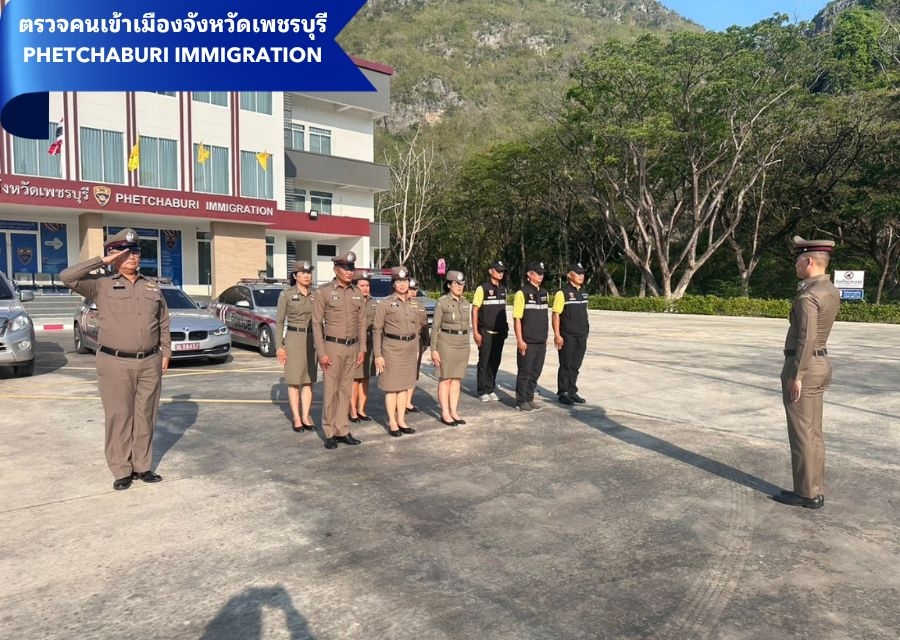 วันที่ 1 เม.ย.67 เวลาประมาณ 16.45 น. ว่าที่ พ.ต.ท.หรรถพร  เสวะกะ สว.ตม.จว.เพชรบุรี ได้นำข้าราชการตำรวจในสังกัด ร่วมปล่อยแถวระดมป้องกัน ปราบปรามอาชญากรรม และบริการประชาชนในเทศกาลสงกรานต์ ประจำปี 2567