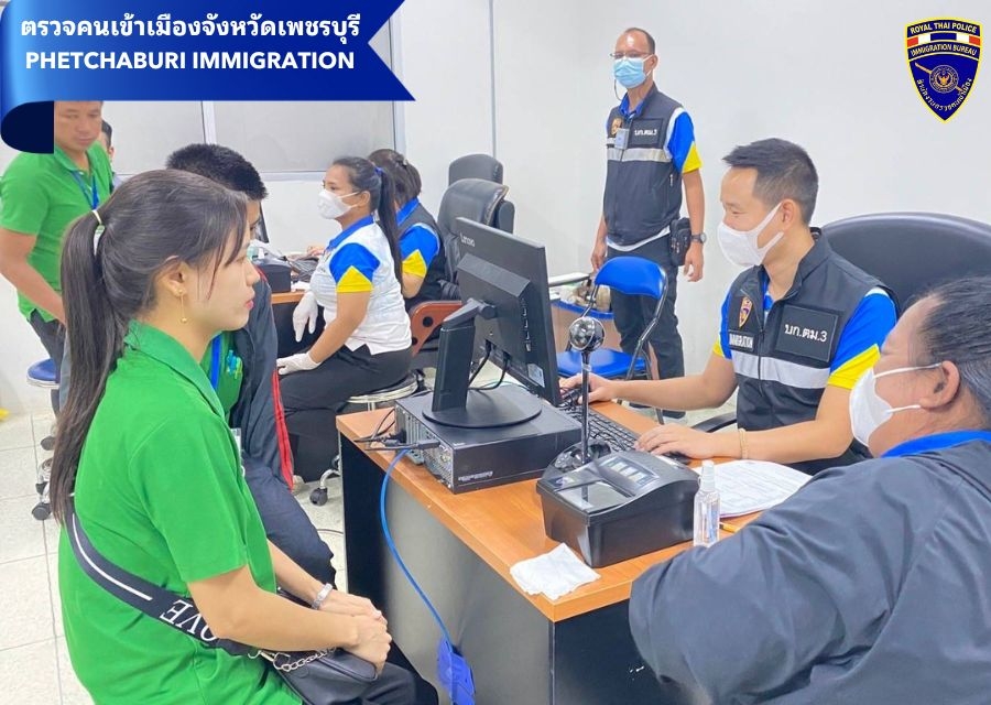 วันที่ 20 เม.ย.67 เวลา 07.30 น. สว.ตม.จว.เพชรบุรี  พร้อมด้วยข้าราชการตำรวจในสังกัดออกให้บริการนอกสถานที่ เพื่อจัดเก็บอัตลักษณ์บุคคล ( Biometrics Collection )นอกสถานที่