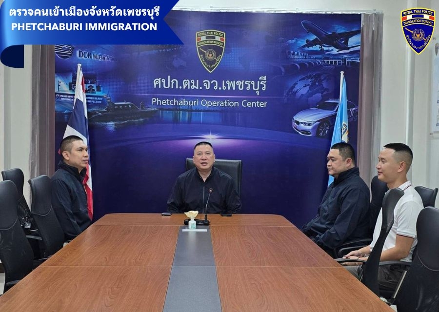 วันที่ 22 ก.พ.68 เวลา 14.00 น. พล.ต.ต.ธนิต ทยวัชรามาศ รอง ผบช.สตม. พร้อมคณะ เดินทางมาตรวจเยี่ยม ตม.จว.เพชรบุรี พบ ว่าที่ พ.ต.ท.หรรถพร  เสวะกะ สว.ตม.จว.เพชรบุรี พร้อมข้าราชการตำรวจในสังกัดให้การต้อนรับและรอรับการตรวจเยี่ยม 