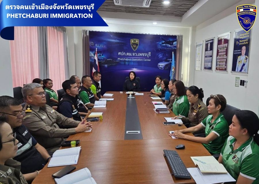 วันที่ 5 มี.ค.68 เวลา 16.45 น. ว่าที่ พ.ต.ท.หญิง กัลย์สุดา  จุลประเสริฐ สว.ตม.จว.เพชรบุรี ประชุมกำชับการปฏิบัติหน้าที่และประชุมชี้แจงให้แนวทางในนการปฏิบัติงาน