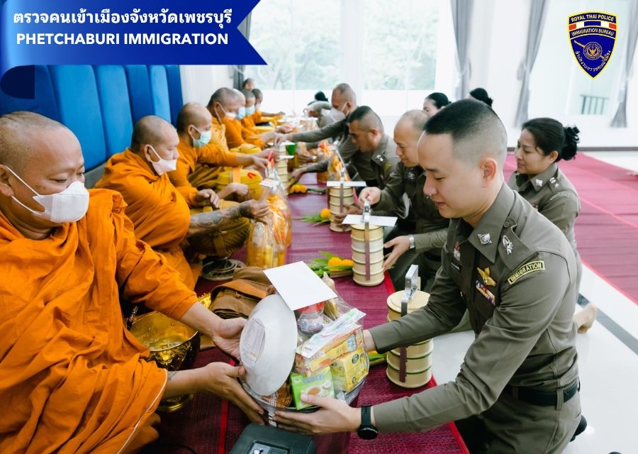 12 ต.ค.2566 พิธีทำบุญตักบาตรเพื่อเป็นการน้อมนำหลักธรรมคำสั่งสอนของพระพุทธศาสนา