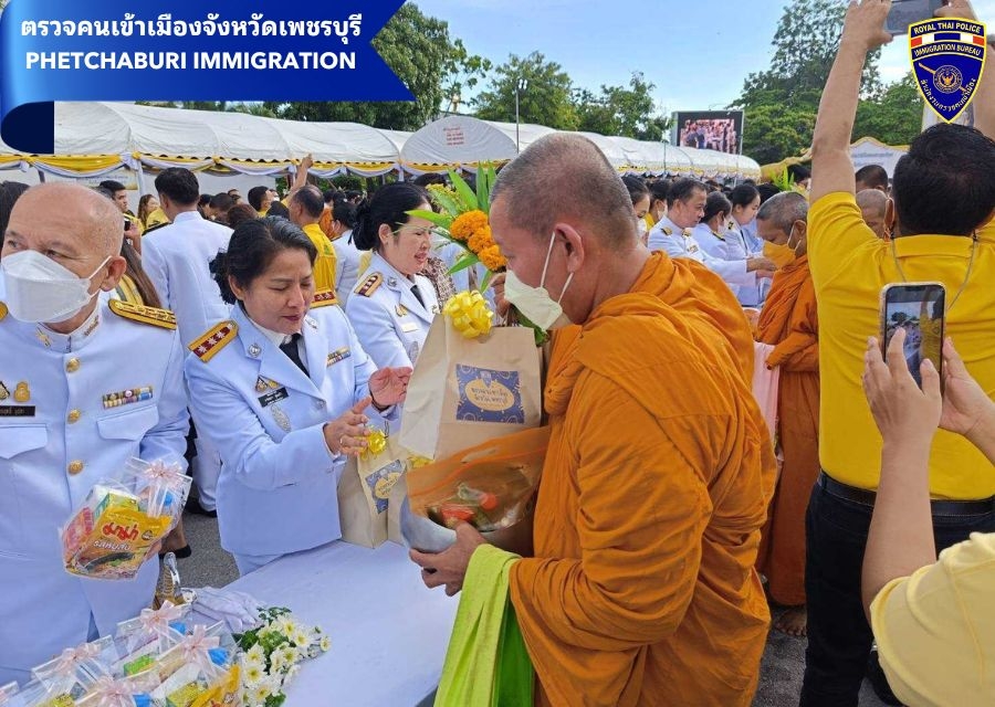 วันที่ 13 ต.ค.66 เวลา 08.00 น. สว.ตม.จว.เพชรบุรี ได้มอบหมายให้ ข้าราชการตำรวจในสังกัด ตม.จว.เพชรบุรี  เข้าร่วมกิจกรรมเทิดพระเกียรติเนื่องใน "วันนวมินทรมหาราช"