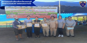 วันที่ 30 ธ.ค.67 เวลาประมาณ 13.30 น. ตม.จว.เพชรบุรี มอบเครื่องดื่มและสิ่งของจำเป็นแก่ผู้ปฏิบัติหน้าที่ประจำจุดบริการร่วมบูรณาการป้องกัน และลดอุบัติเหตุทางถนน ประจำปี 2568